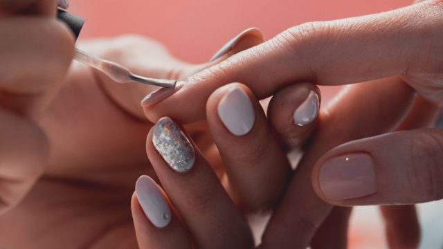 بالصور: أفكار مناكير فاخرة لموسم الأعياد