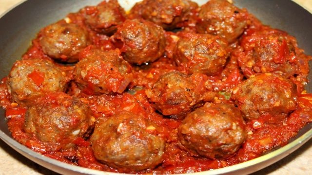 خطوات تجهيز كرات الكفتة بالصلصة البيضاء