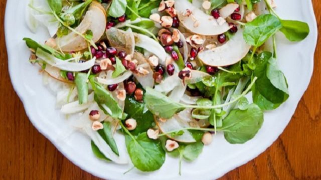 خطوات تجهيز سلطة الجرجير