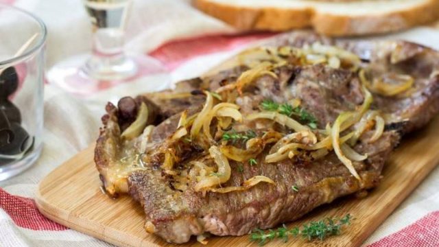 كيفية إعداد ستيك اللحم بالبصل المكرمل