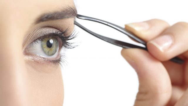 الخطوات الصحيحة التي يجب القيام بها لإزالة شعر الحاجب بشكل مثالي