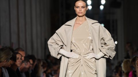 شاهدي بالصور صيحات الموضة الرائجة لشتاء 2021