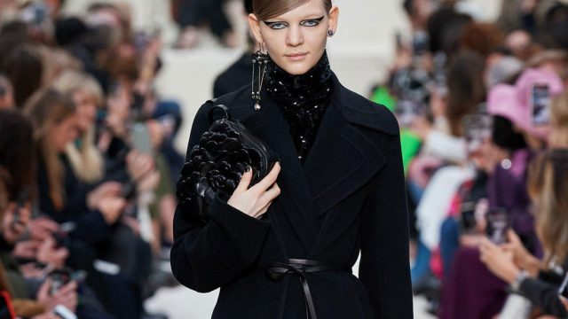 4 طرق أنيقة لتنسيق المعاطف الطويلة مع أحزمة الخصر