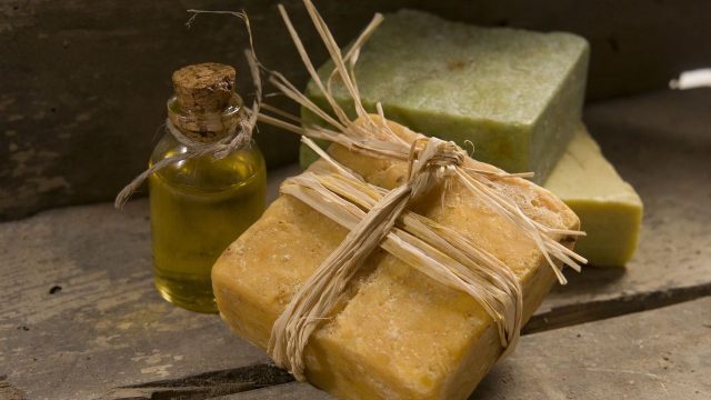 اصنعي بنفسك صابون طبيعي لتدليل بشرتك بالزعتر وزيت الزيتون
