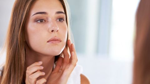 تجنبي هذه العادات السيئة والمضرة بجمالك قبل النوم