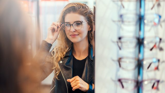 نصائح الخبراء لاختيار النظارة المناسبة لك بحسب شكل وجهك