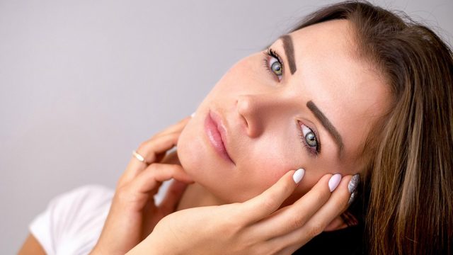 هكذا تقومين بتقشير بشرتك بعد سن الثلاثين