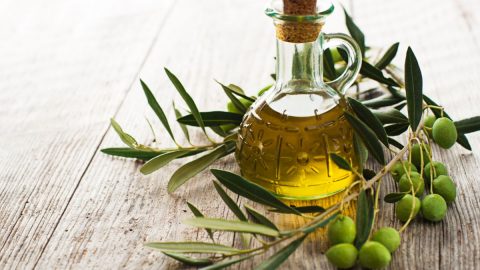 استخدامات زيت الزيتون للعناية بجمال بشرتك