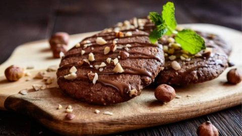خطوات تجهيز بسكويت البندق بالشوكولاته