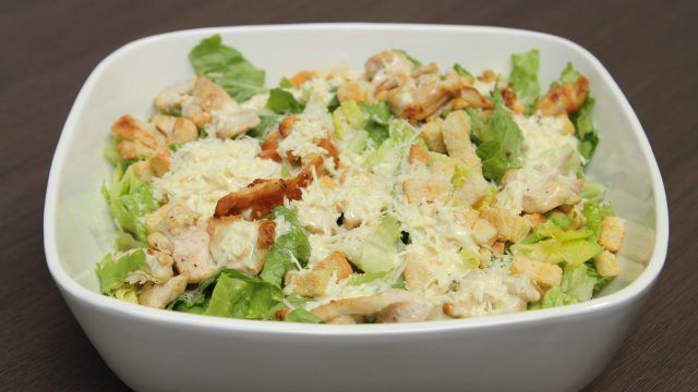 كيفية إعداد سلطة سيزر كيتو