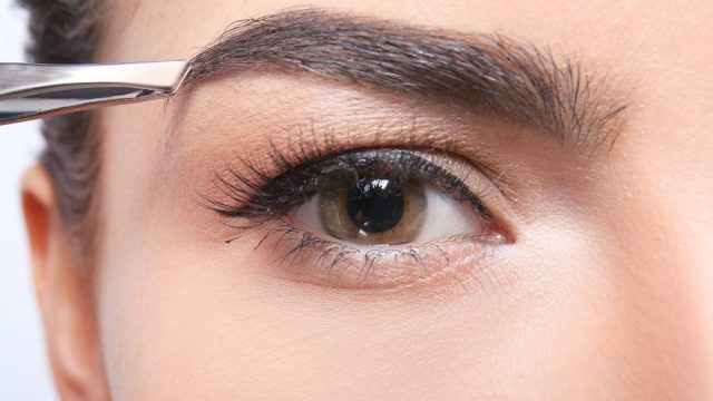 أفضل الخطوات التي عليك اتباعها لإزالة شعر الحاجب بطريقة مثالية