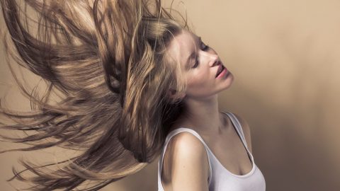 أفضل نصائح الخبراء للحفاظ على الشعر الطويل جميل وكثيف