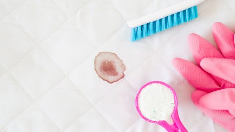 3 حيل مختلفة وسهلة لإزالة بقع الدم بسهولة من الملابس