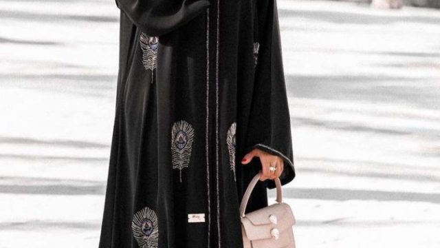 بالصور: عبايات سوداء لأجواء الربيع المتقلبة