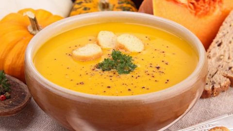 خطوات تجهيز شوربة القرع بالزعفران