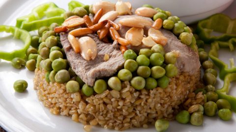 خطوات تجهيز الفريكة بالبازلاء والجزر