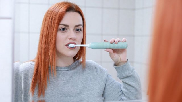 هل أن فرك الأسنان باستخدام الفرشاة فقط سيمنحك أسنان بيضاء؟