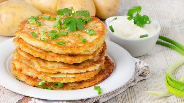 خطوات تجهيز بان كيك البطاطس بالجبن