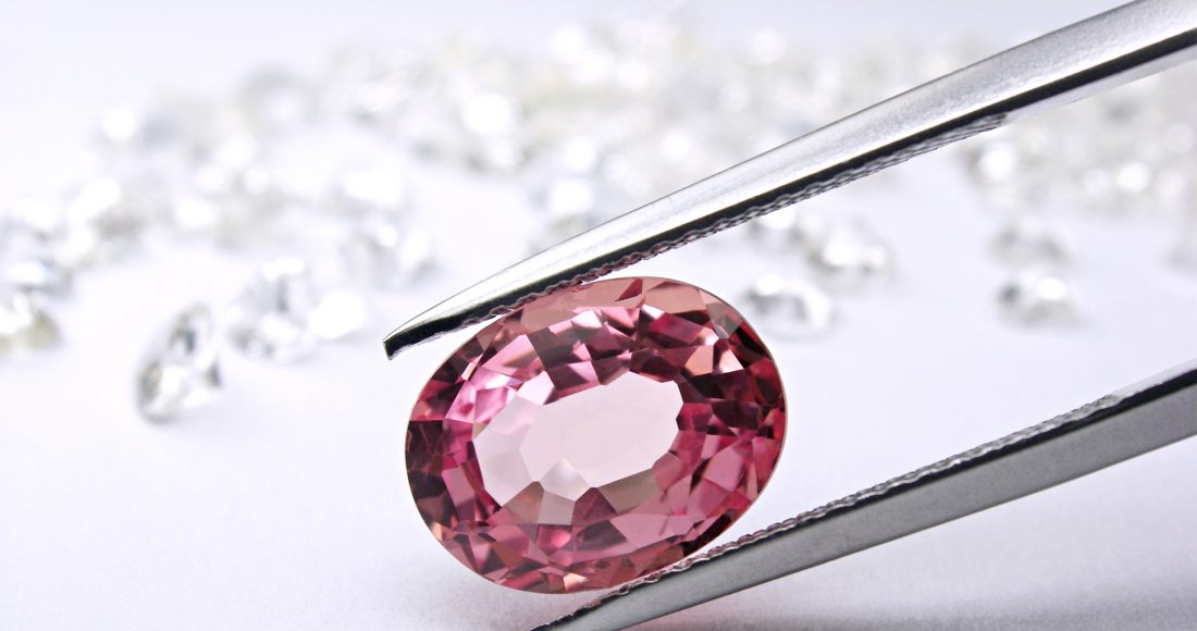 خواتم مرصعة بأحجار وردية تكشف أناقة وأنوثة حواء