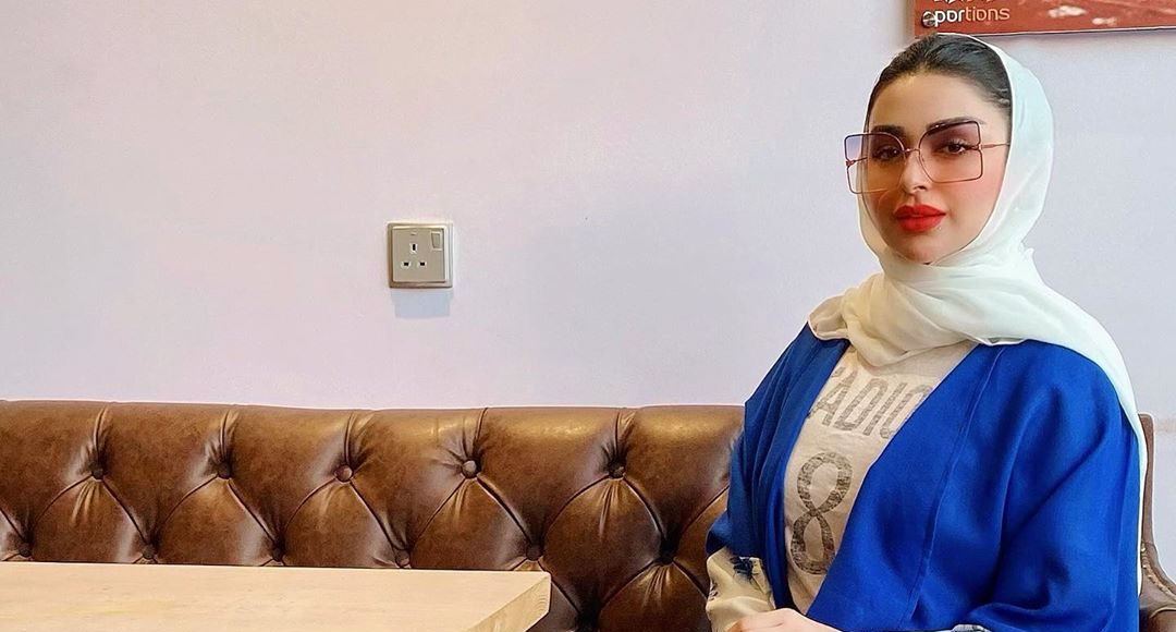 تصاميم عبايات مختلفة لإطلالات أنيقة ومميزة