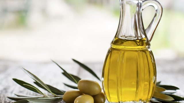 اكتشفي معنا طرق استخدمات زيت الزيتون للعناية بجمال البشرة