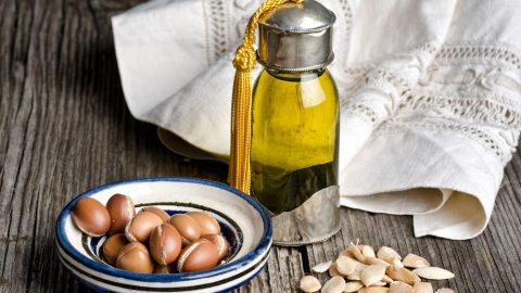 كل مايجب معرفته عن زيت الأرغان وأهم فوائده الجمالية