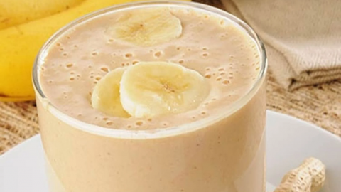 كيفية تجهيز سموثي الموز بزبدة الفول السوداني