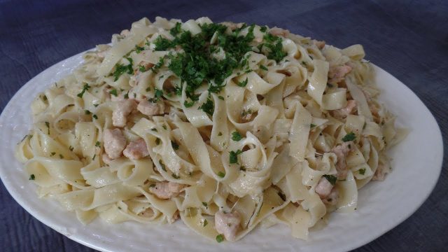 خطوات تجهيز مكرونة بالسلمون