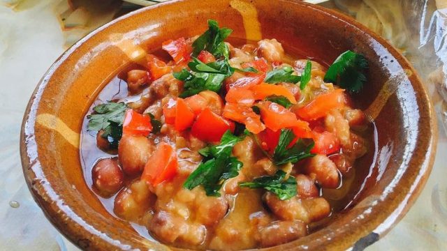 خطوات تجهيز فول مدمس بالطماطم
