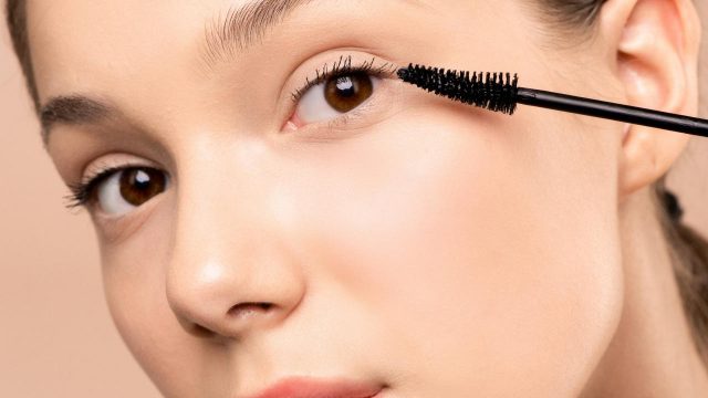 تجنبي هذه العادات السيئة التي ستضر برموشك وتؤدي إلى تساقطها