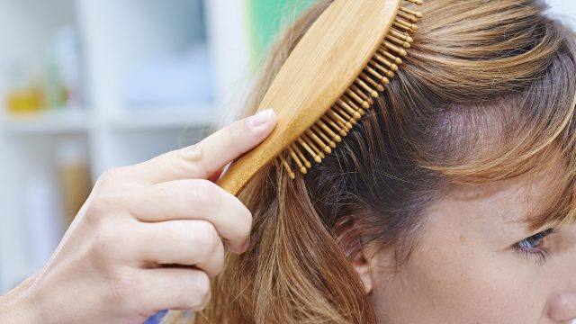 أخطاء ترتكبها الكثير من الفتيات عند تمشيط الشعر اكتشفيها معنا حتى تتجنبيها من اليوم