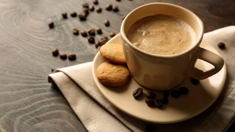 خطوات تجهيز القهوة الفرنسية بالحليب