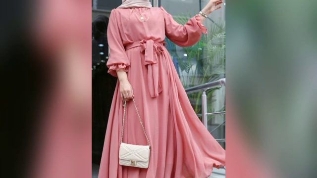 استوحي إطلالتك الرمضانية من الموديل سمية العادل لمظهر محتشم وأنيق