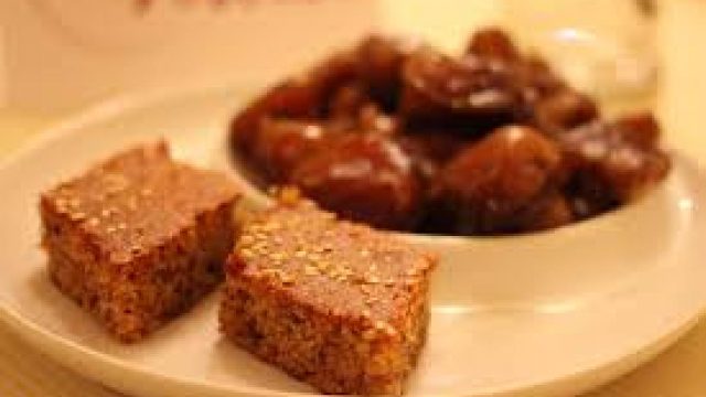 خطوات تجهيز بسبوسة التمر