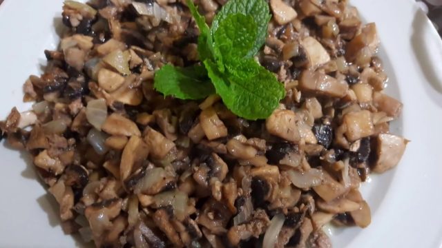 خطوات تجهيز فطر مقلي بالبصل
