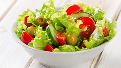 خطوات تجهيز سلطة الطماطم والخس