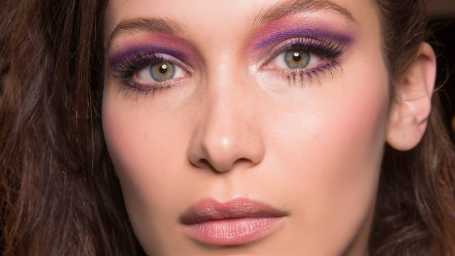 خطوات بسيطة لتركيب الرموش الاصطناعية في المنزل بسهولة