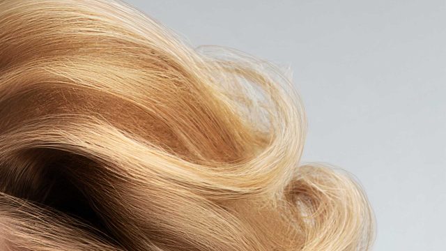 ماسكات منزلية لتنعيم وترطيب الشعر المجعد