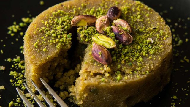 طريقة تجهيز حلى السميد بالفستق