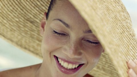 اكتشفي معنا الكريم الواقي من الشمس المثالي لهذا الصيف