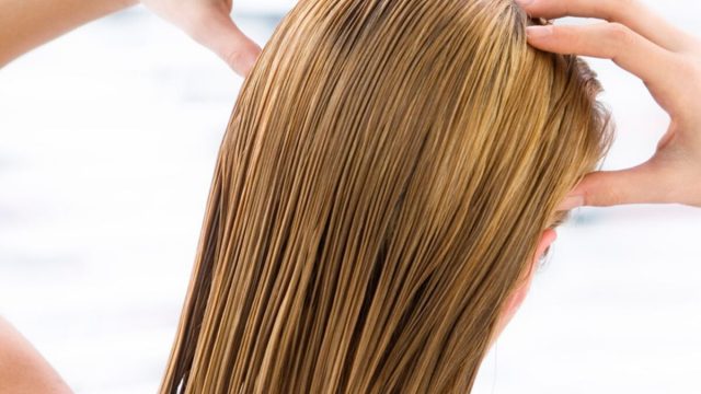 ماسك الشعر الدهني في المنزل: استفيدي من هذه الوصفات الطبيعية