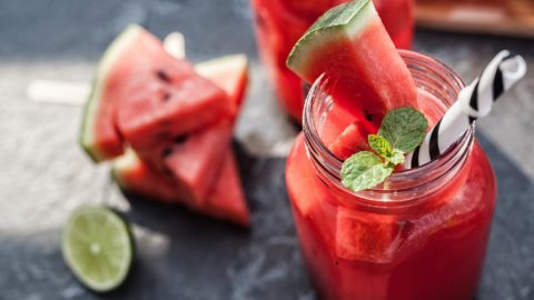 خطوات تجهيز سموثي البطيخ