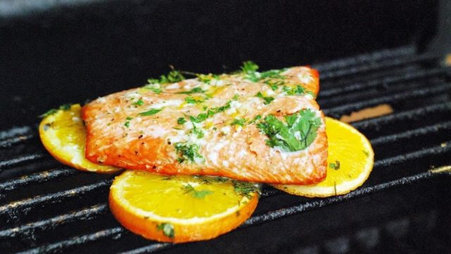 خطوات تجهيز سلمون بصوص البرتقال