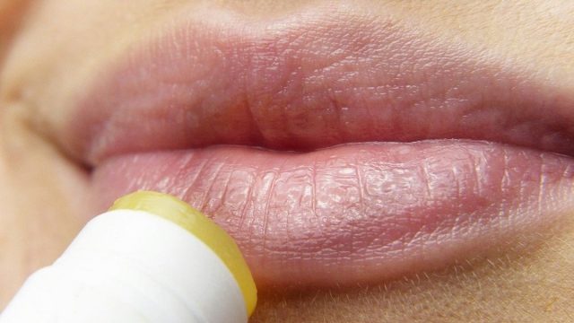 تعرفي إلى أفضل المنتجات التجارية لترطيب الشفاه وعلاج التشققات
