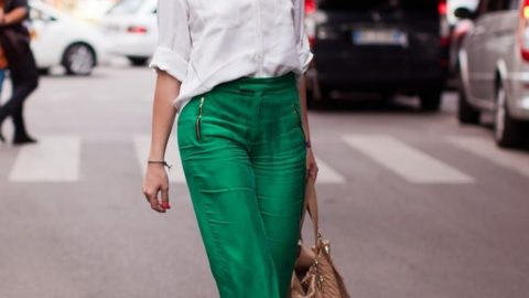 كيفية تنسيق اللون الأخضر والبنفسجي لإطلالة مفعمة بالحياة