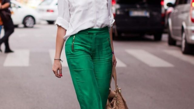 كيفية تنسيق اللون الأخضر والبنفسجي لإطلالة مفعمة بالحياة