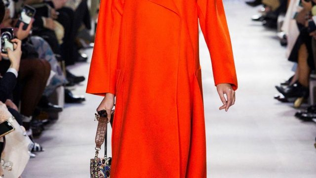 اللون البرتقالي والفوشيا يحتلان القائمة الأولى في إطلالة هذه الصائفة