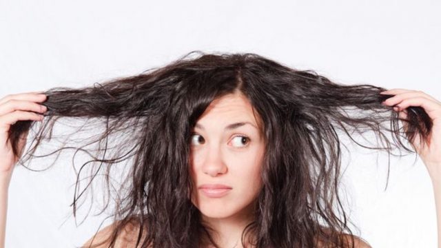 ماسكات منزلية بسيطة التحضير وفعالة لتنعيم الشعر