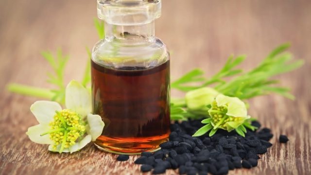 اكتشفي معنا فوائد زيت الحبة السوداء للعناية بجمال البشرة والشعر