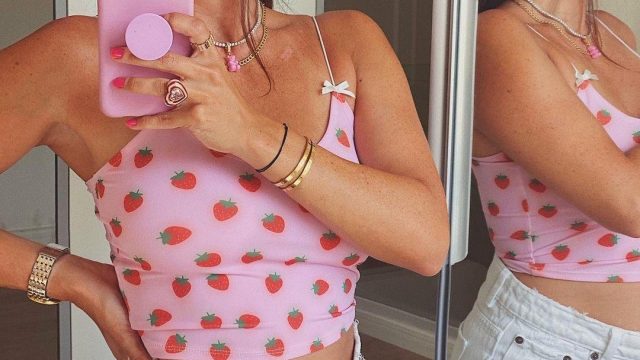 نقشات الفواكه تغزو الملابس الصيفية بين مدونات الموضة والفاشنيستا